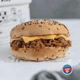 Sándwich Bagel Pulled Pork Queso